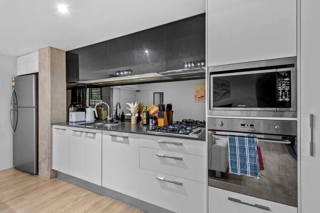 South Bank Central! ~ 2bed, 2bath, 1car, 2balcony Apartment *