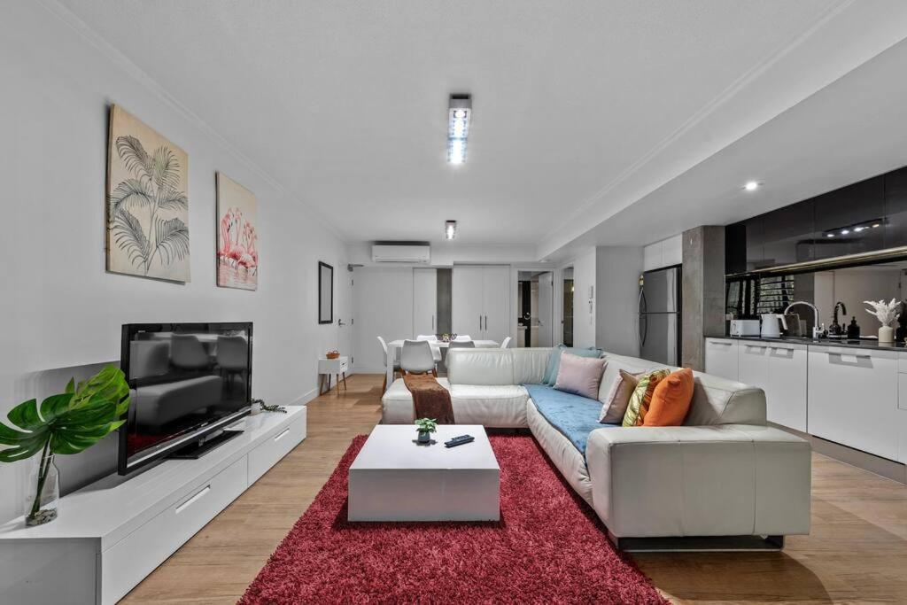 South Bank Central! ~ 2bed, 2bath, 1car, 2balcony *